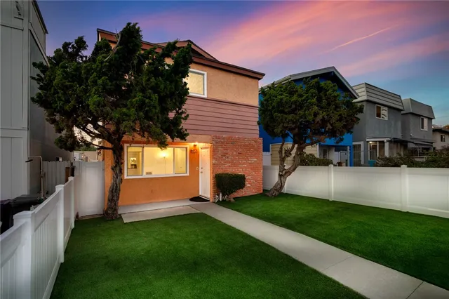 a view of house with a yard