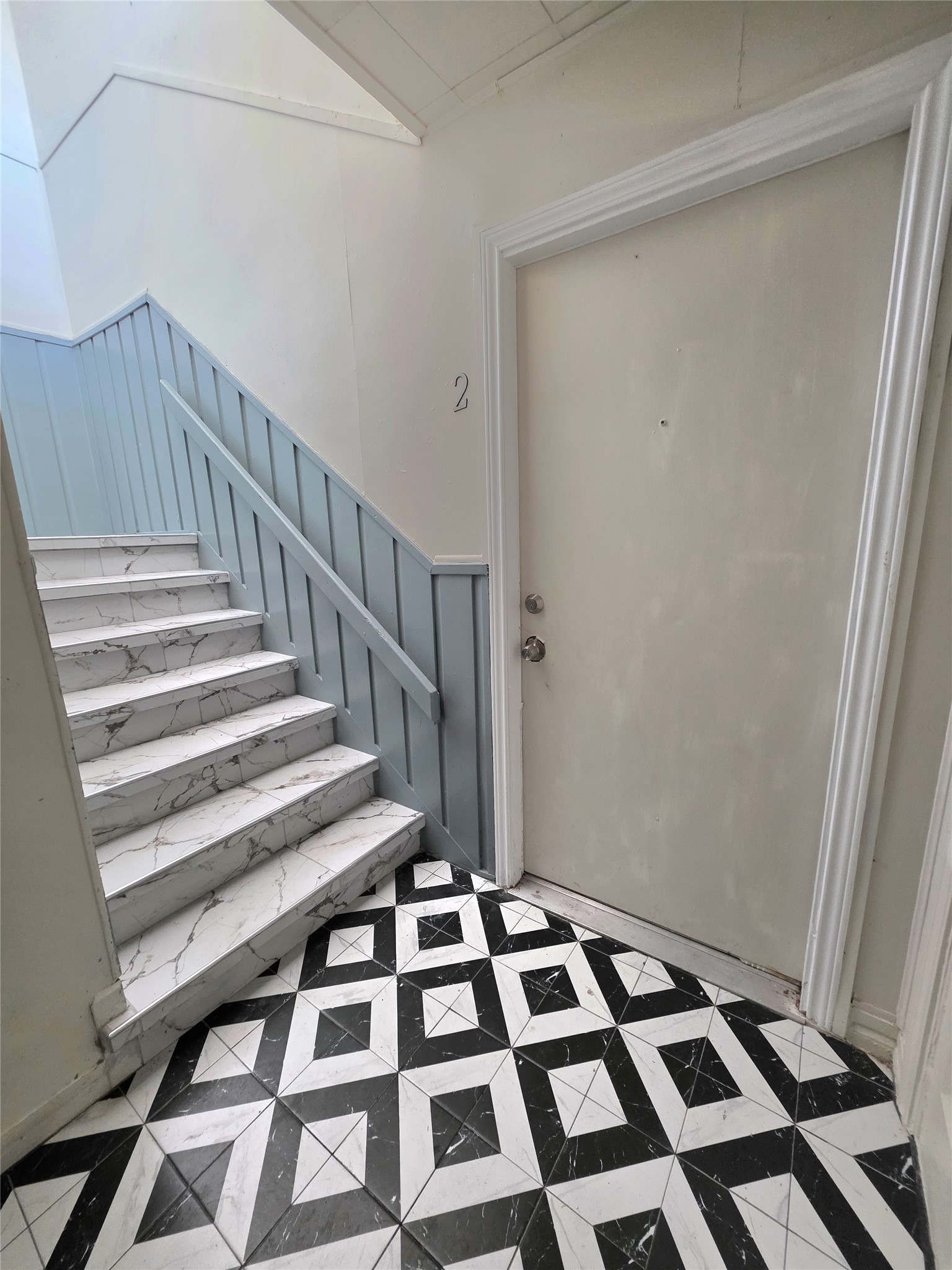 805 Sissom Road Killeen, TX 76541 - Photo 4 of 35 Staircase with wainscoting