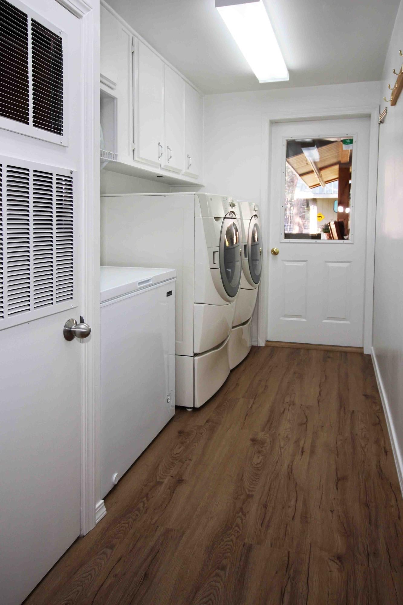 60076 Turquoise Road Bend, OR 97702 - Photo 35 of 43 Laundry room doubles as a mud room. Washer/dryer included