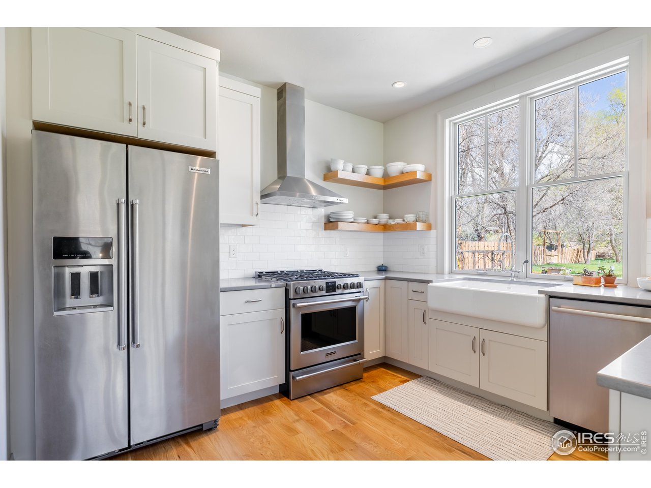 354 Apple Valley Road Lyons, CO 80540 - Photo 10 of 40 a kitchen with stainless steel appliances a stove a refrigerator and a sink