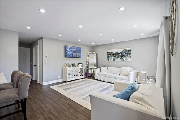 $450,000 | 24 Richmond Boulevard, Unit 4B, Ronkonkoma, NY 11779