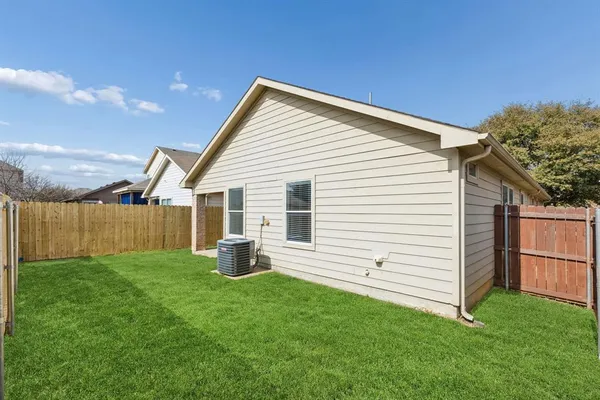 a view of back yard of the house