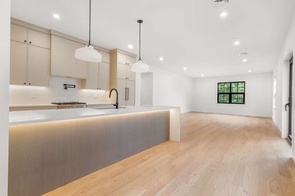 33 Pearl Street, Unit 4 Boston, MA 02125 - Photo 5 of 38