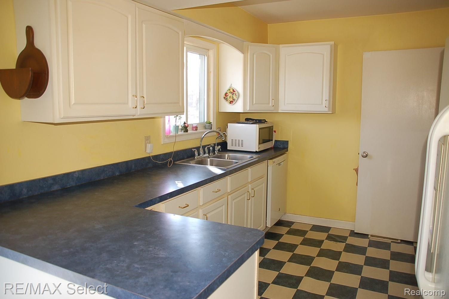 9287 Fenton Road Grand Blanc, MI 48439 - Photo 8 of 19 DSC_1368.JPG