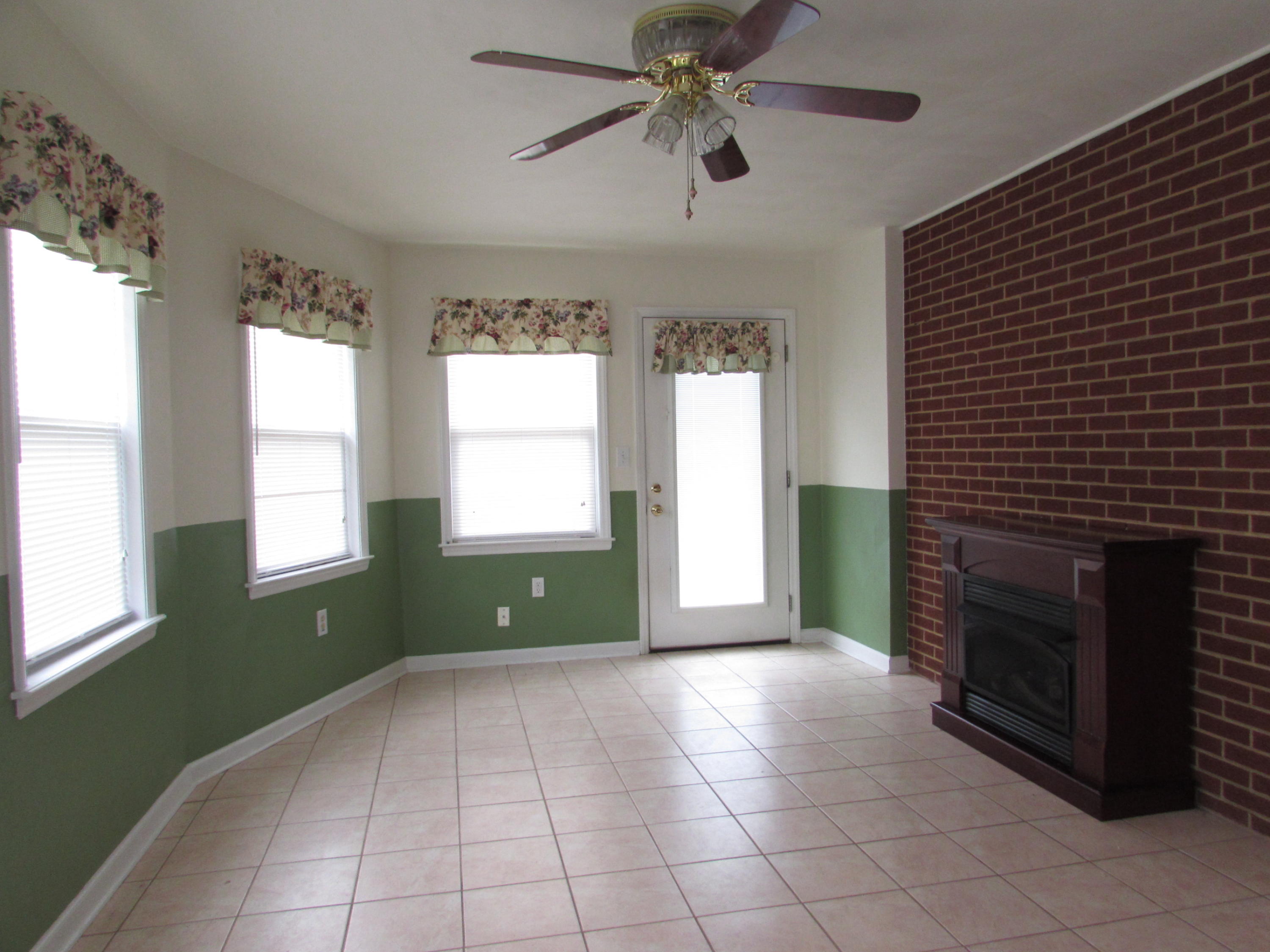 1502 Mountain View Road Vinton, VA 24179 - Photo 8 of 17 504