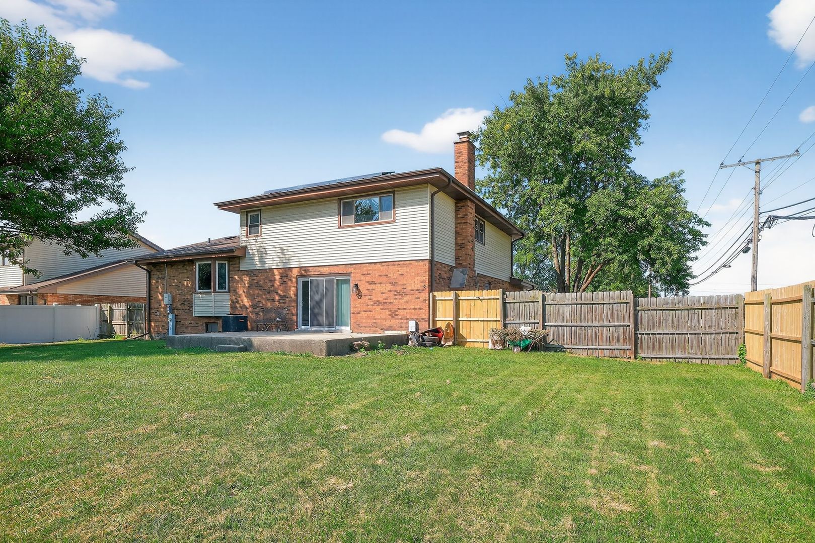 7501 Cambridge Road Darien, IL 60561 - Photo 5 of 22 a view of a house with a yard and sitting area