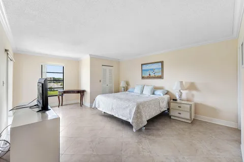 $215,000 | 7076 Huntington Lane, Unit 502, Delray Beach, FL 33446