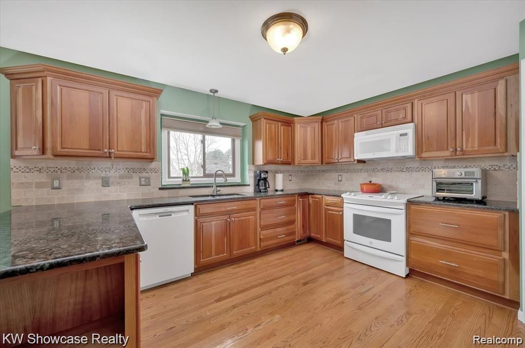 1877 April Court Howell, MI 48843 - Photo 10 of 30 Kitchen Granite Counters and Tile Backsplash