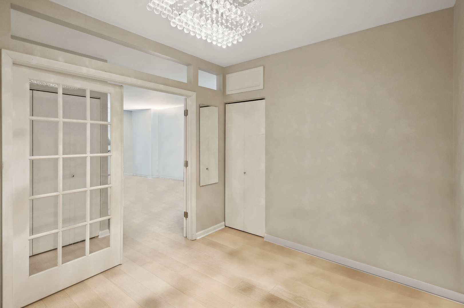 740 South Federal Street, Unit 301 Chicago, IL 60605 - Photo 4 of 10 a view of an empty room with a window