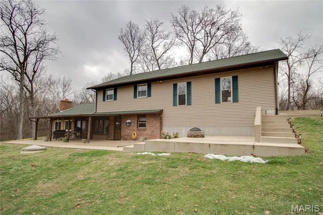 $389,000 | 32952 Crystal Lake Road, Jerseyville, IL 62052