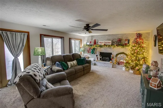 $389,000 | 32952 Crystal Lake Road, Jerseyville, IL 62052