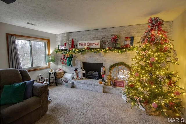 $389,000 | 32952 Crystal Lake Road, Jerseyville, IL 62052