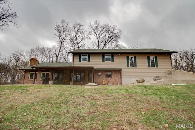 $389,000 | 32952 Crystal Lake Road, Jerseyville, IL 62052