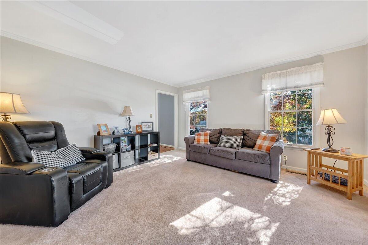 6128 Buckland Mill Road Roanoke, VA 24019 - Photo 14 of 37 a living room with furniture and a couch