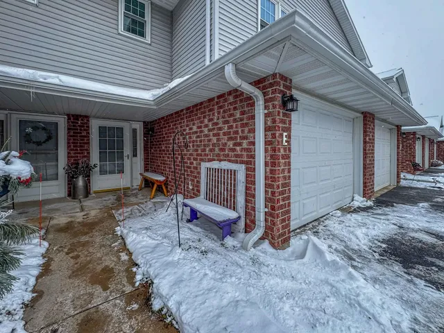 $219,900 | 2575 Telluride Trail, Unit E, Howard, WI 54313
