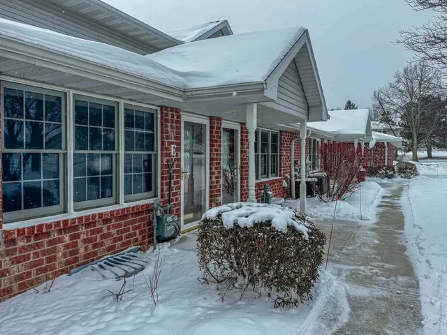 $219,900 | 2575 Telluride Trail, Unit E, Howard, WI 54313