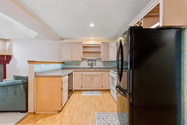 $219,900 | 2575 Telluride Trail, Unit E, Howard, WI 54313