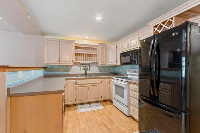 $219,900 | 2575 Telluride Trail, Unit E, Howard, WI 54313