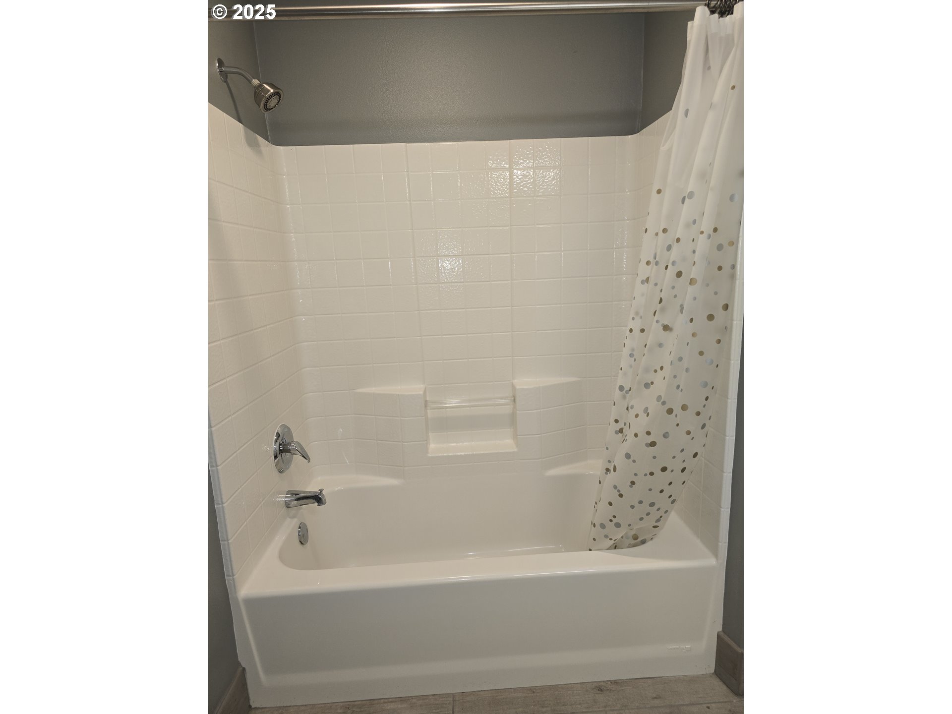 260 Lone Pine Lane, Unit 2 The Dalles, OR 97058 - Photo 18 of 23 a bathroom with a bathtub