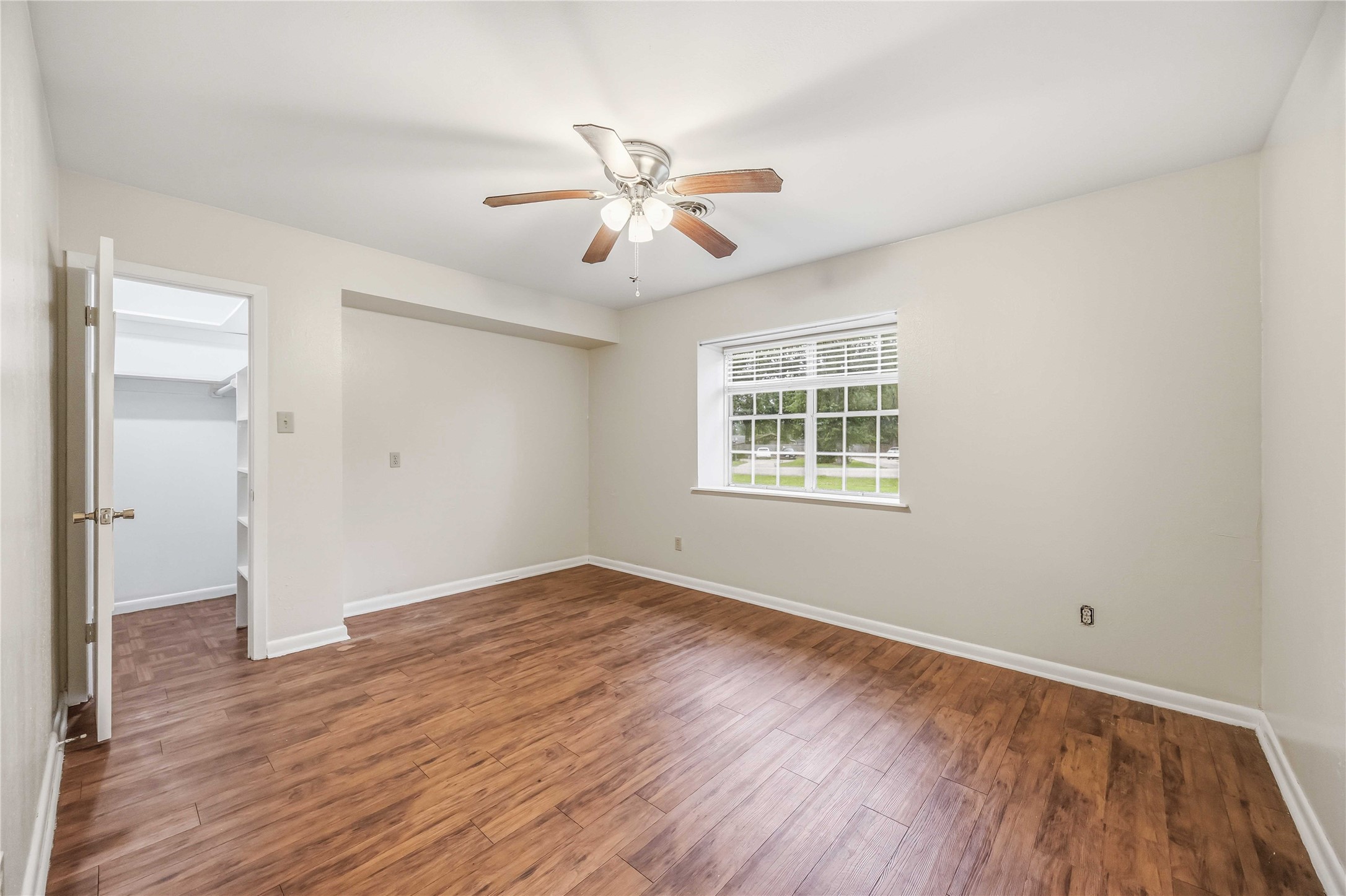 435 Rolling Wood Road Baytown, TX 77520 - Photo 15 of 29 secondary bedroom