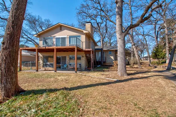 $795,000 | 207 Kiowa Drive West, Lake Kiowa, TX 76240