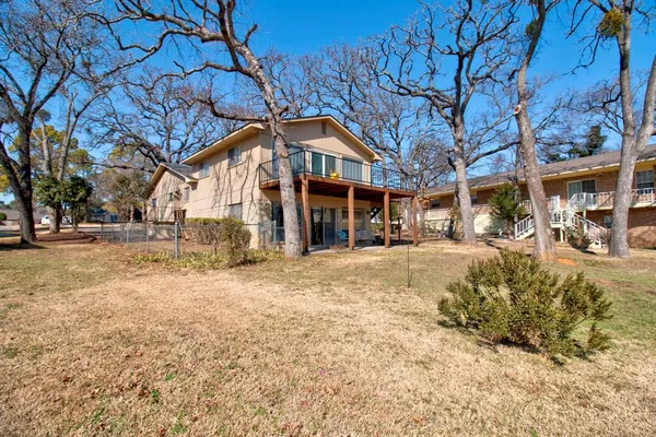 $795,000 | 207 Kiowa Drive West, Lake Kiowa, TX 76240