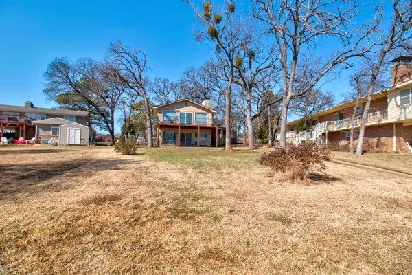 $795,000 | 207 Kiowa Drive West, Lake Kiowa, TX 76240