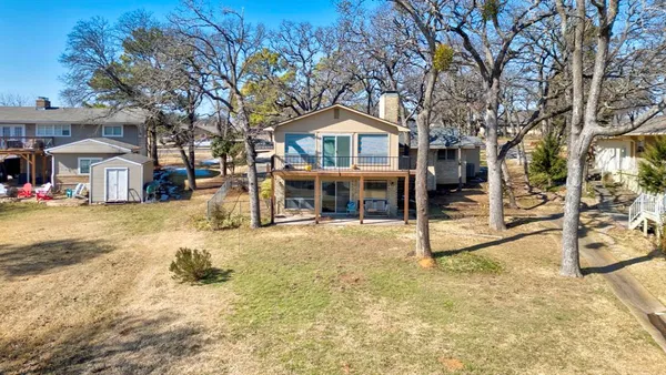 $795,000 | 207 Kiowa Drive West, Lake Kiowa, TX 76240