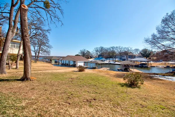 $795,000 | 207 Kiowa Drive West, Lake Kiowa, TX 76240