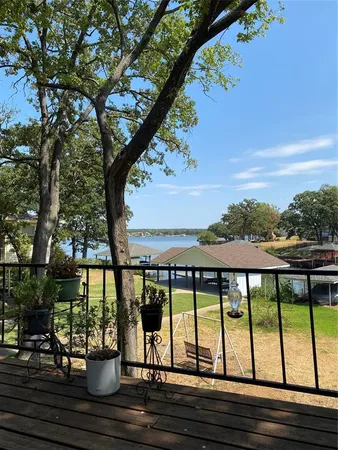 $795,000 | 207 Kiowa Drive West, Lake Kiowa, TX 76240