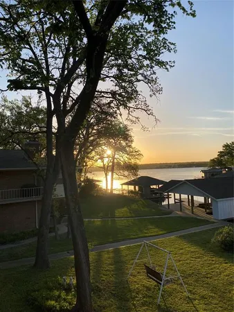 $795,000 | 207 Kiowa Drive West, Lake Kiowa, TX 76240