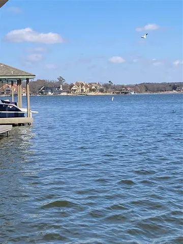 $805,000 | 207 Kiowa Drive West, Lake Kiowa, TX 76240