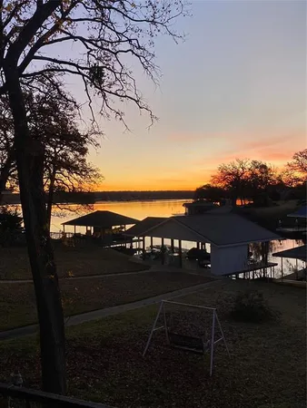 $795,000 | 207 Kiowa Drive West, Lake Kiowa, TX 76240