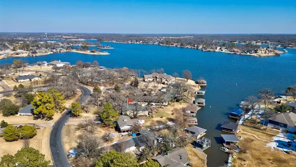 $795,000 | 207 Kiowa Drive West, Lake Kiowa, TX 76240