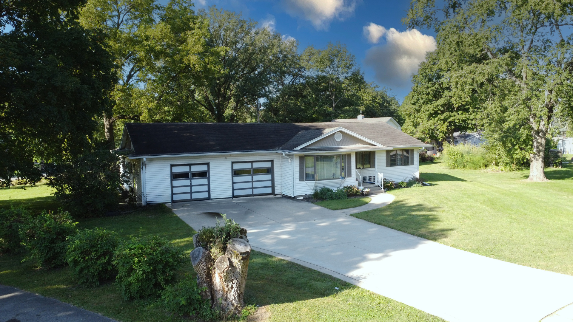 911 East Locust Street Watseka, IL 60970 - Photo 2 of 36