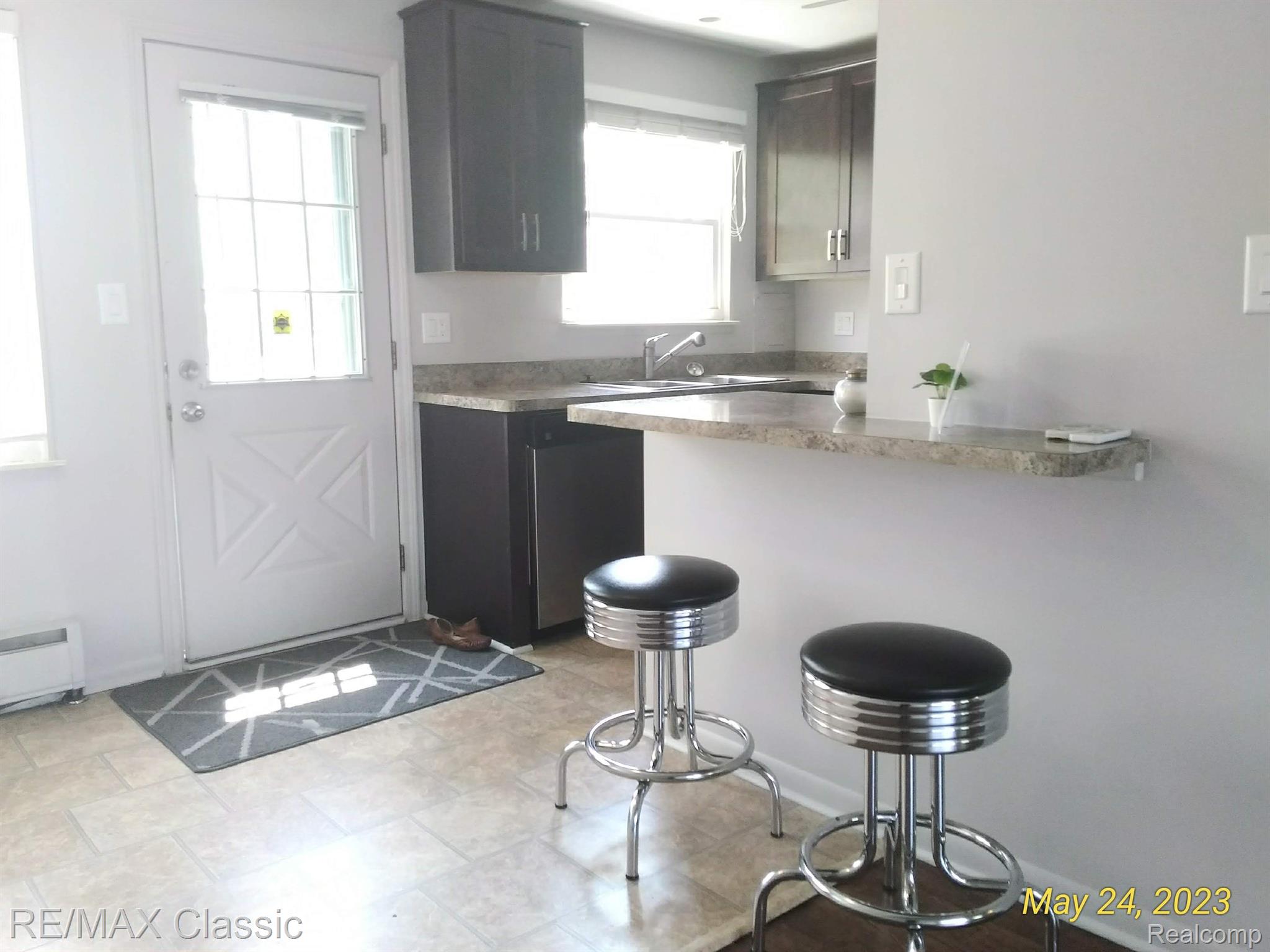 2811 West 13 Mile Road, Unit 2 Royal Oak, MI 48073 - Photo 5 of 23 Open to Dining Room