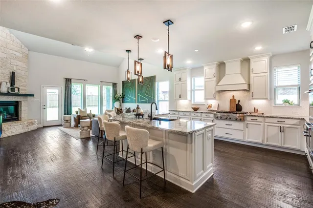 a view of a kitchen and kitchen island