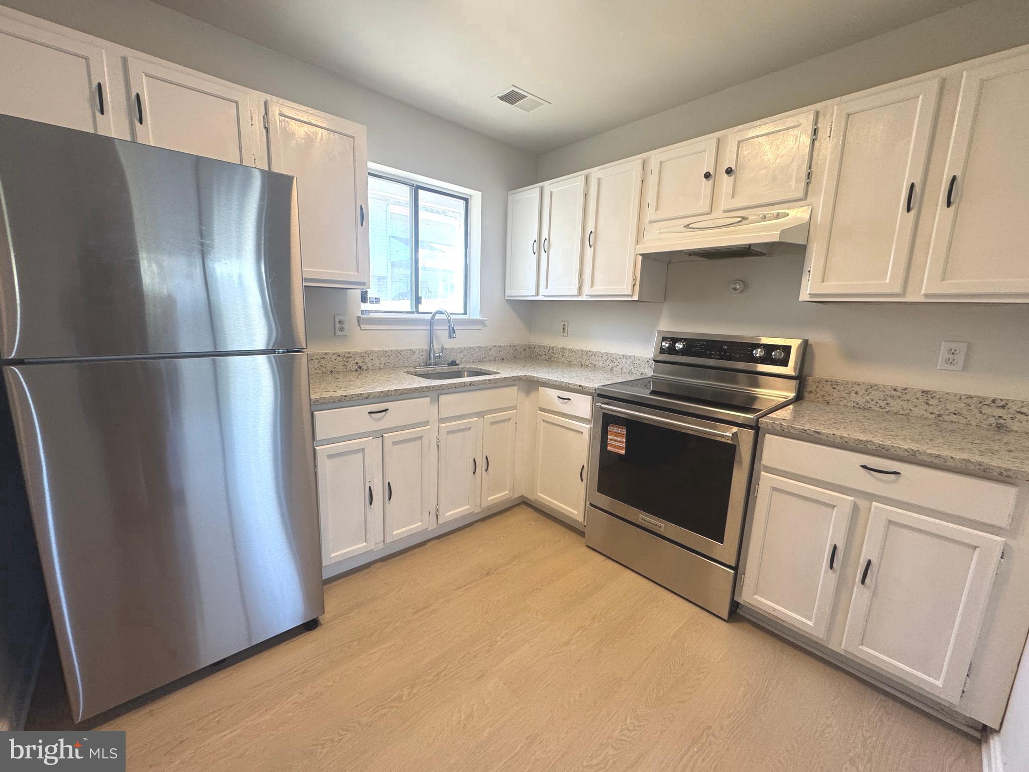 3126 Heath Cote Road Waldorf, MD 20602 - Photo 2 of 17 kitchen with new appliances