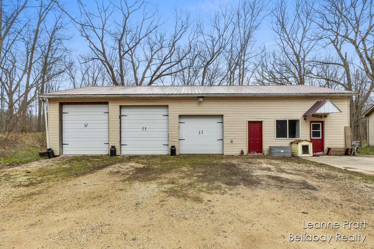 9580 South Banfield Road Dowling, MI 49050 - Photo 4 of 33 IMG_1031