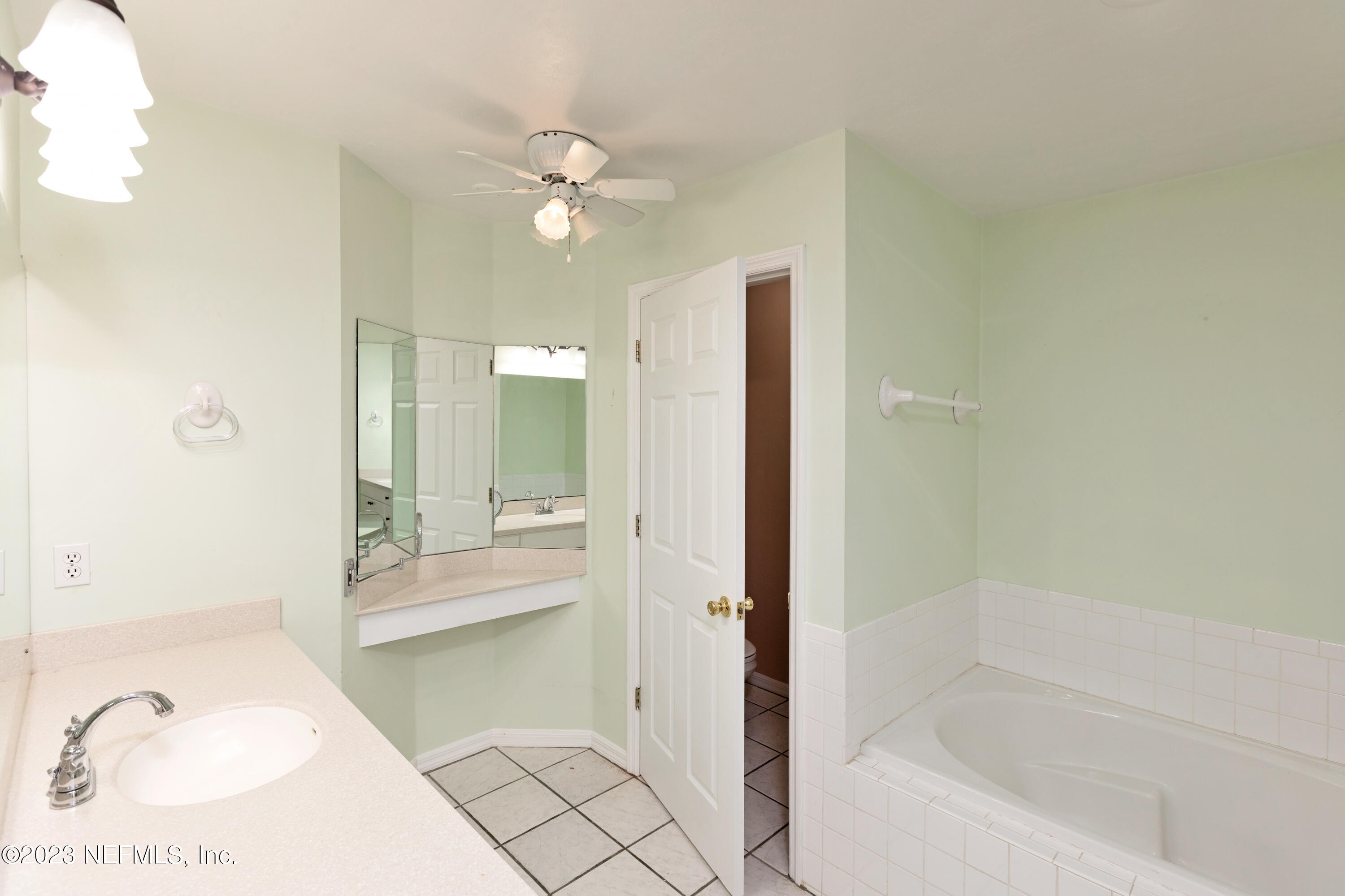 445 Southeast 28th Loop Melrose, FL 32666 - Photo 22 of 75 a bathroom with a bathtub sink and mirror