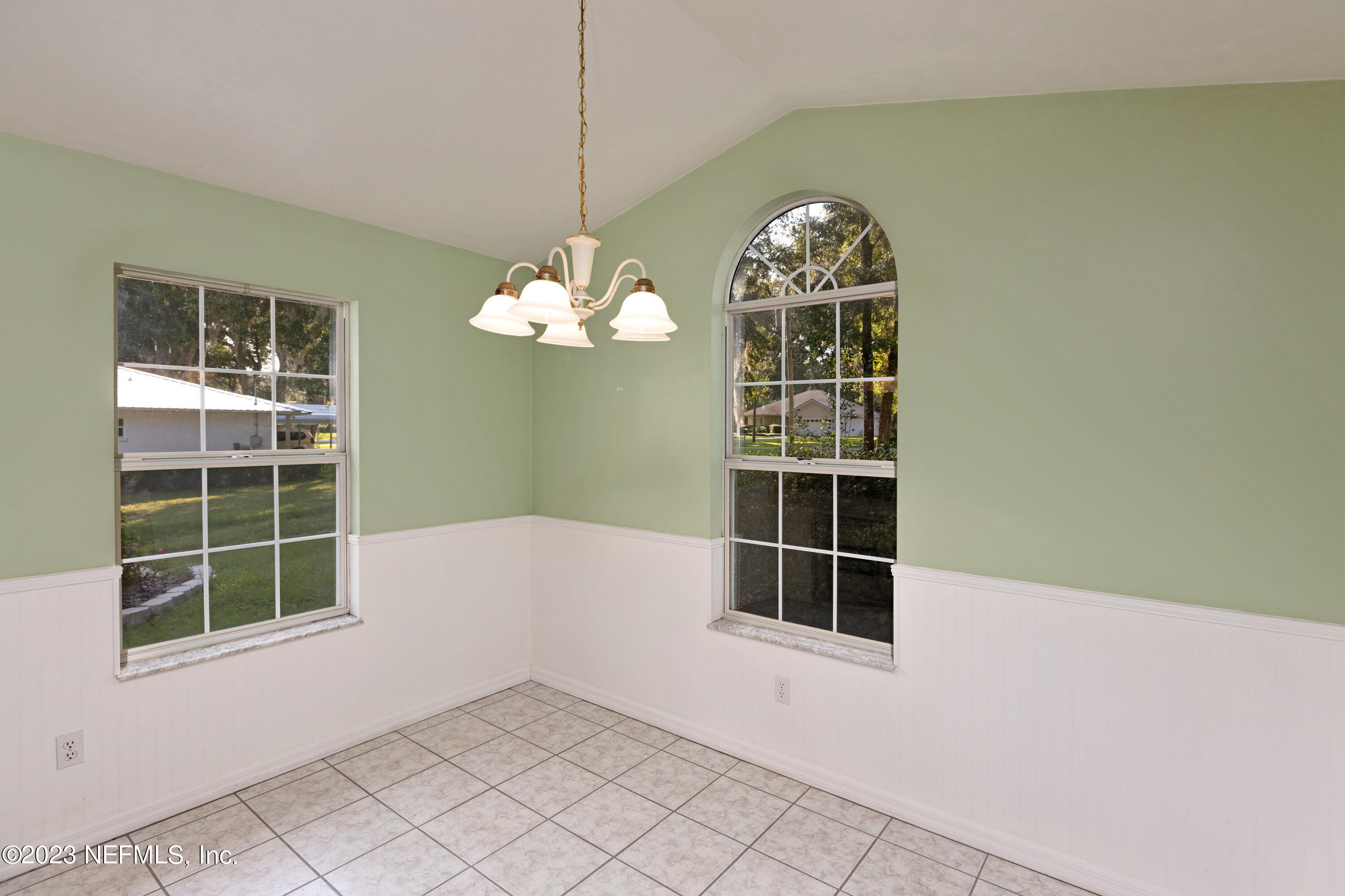 445 Southeast 28th Loop Melrose, FL 32666 - Photo 34 of 75 an empty room with windows