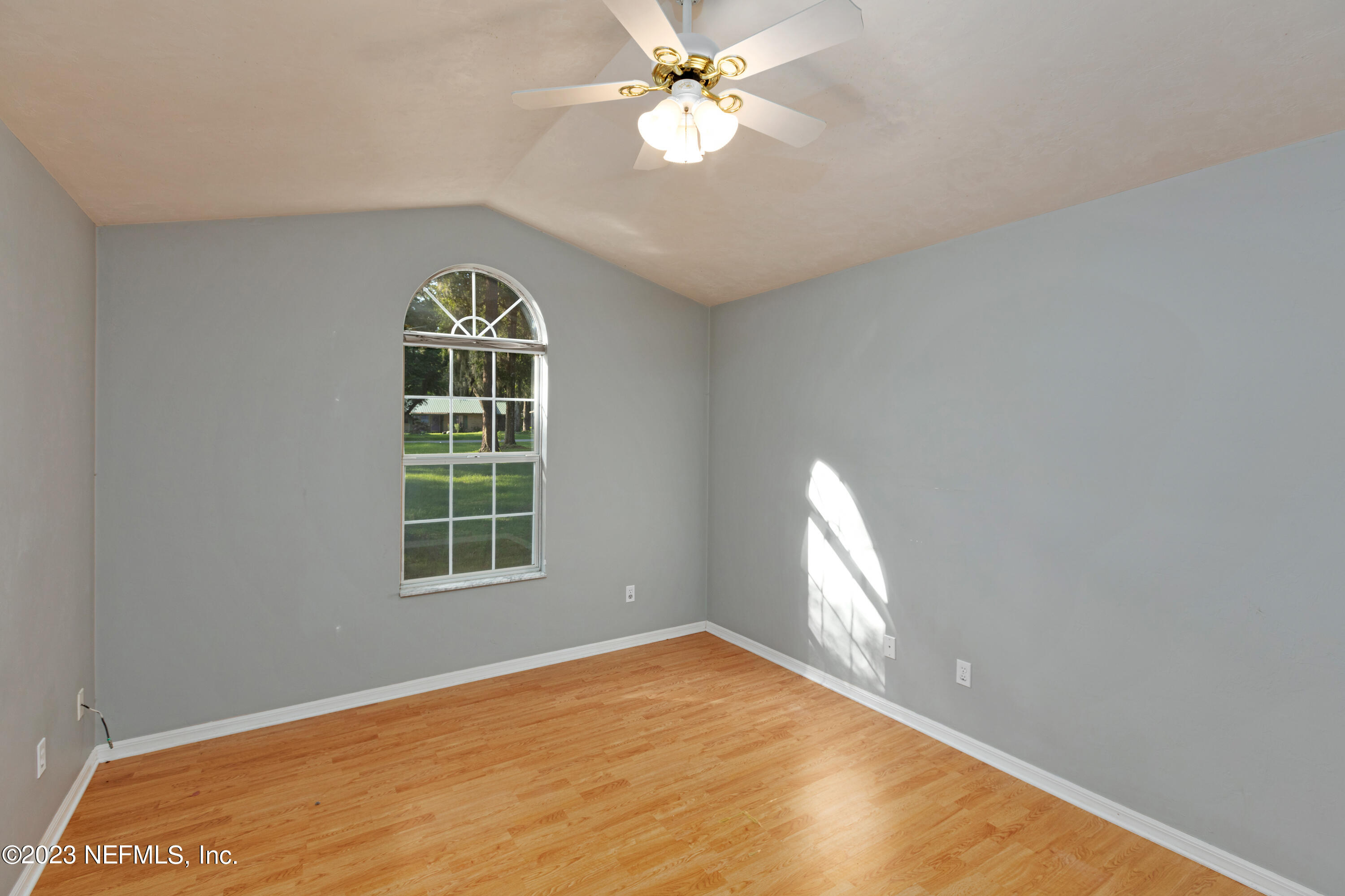 445 Southeast 28th Loop Melrose, FL 32666 - Photo 38 of 75 an empty room with a window and ceiling fan