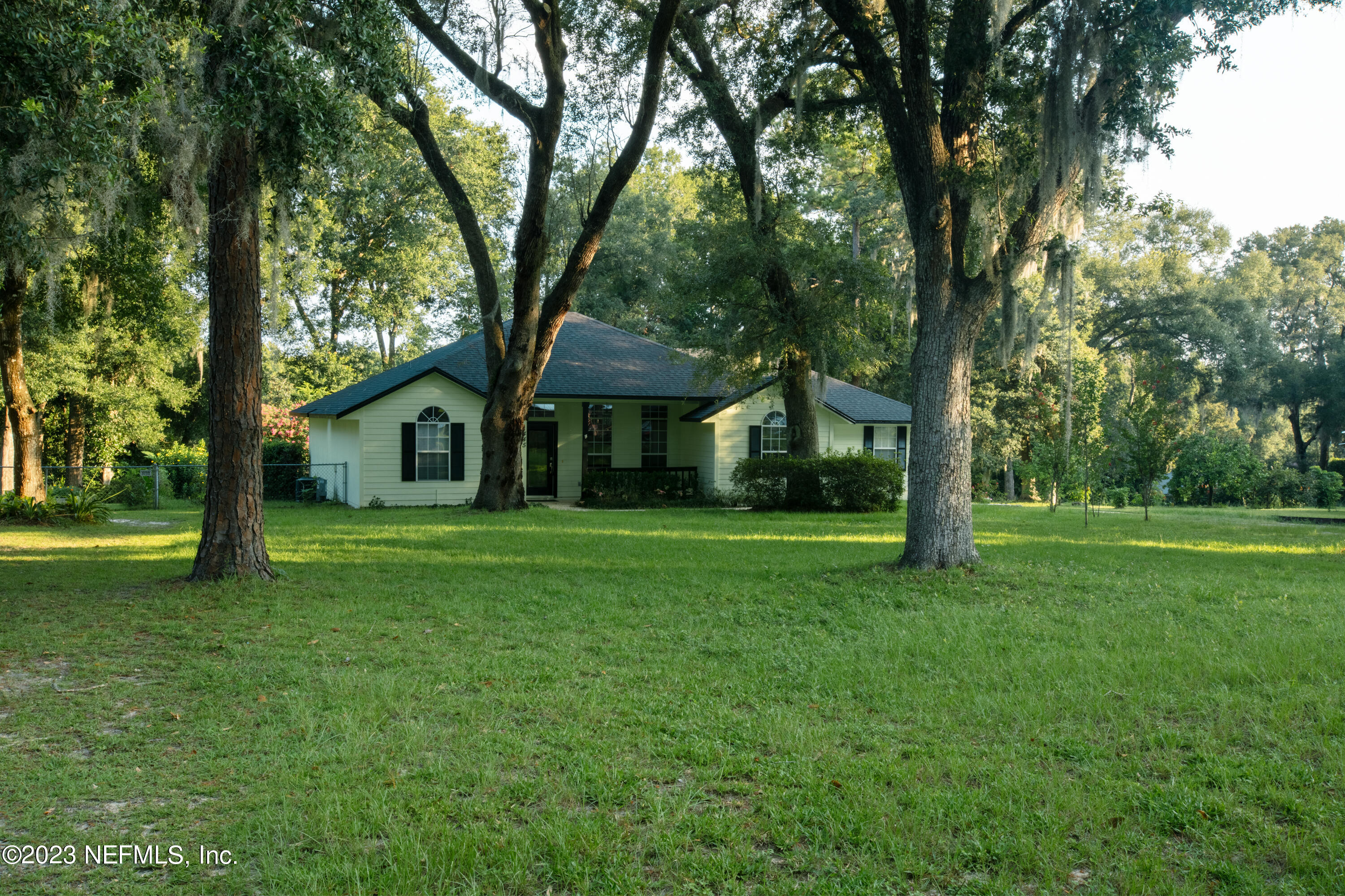 445 Southeast 28th Loop Melrose, FL 32666 - Photo 6 of 75 a front view of a house with a yard
