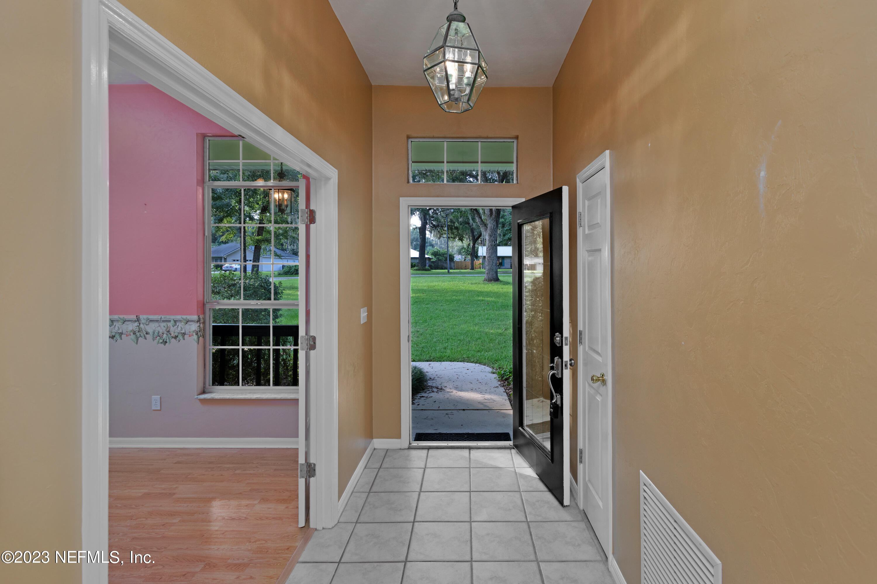 445 Southeast 28th Loop Melrose, FL 32666 - Photo 9 of 75 a view of livingroom with furniture