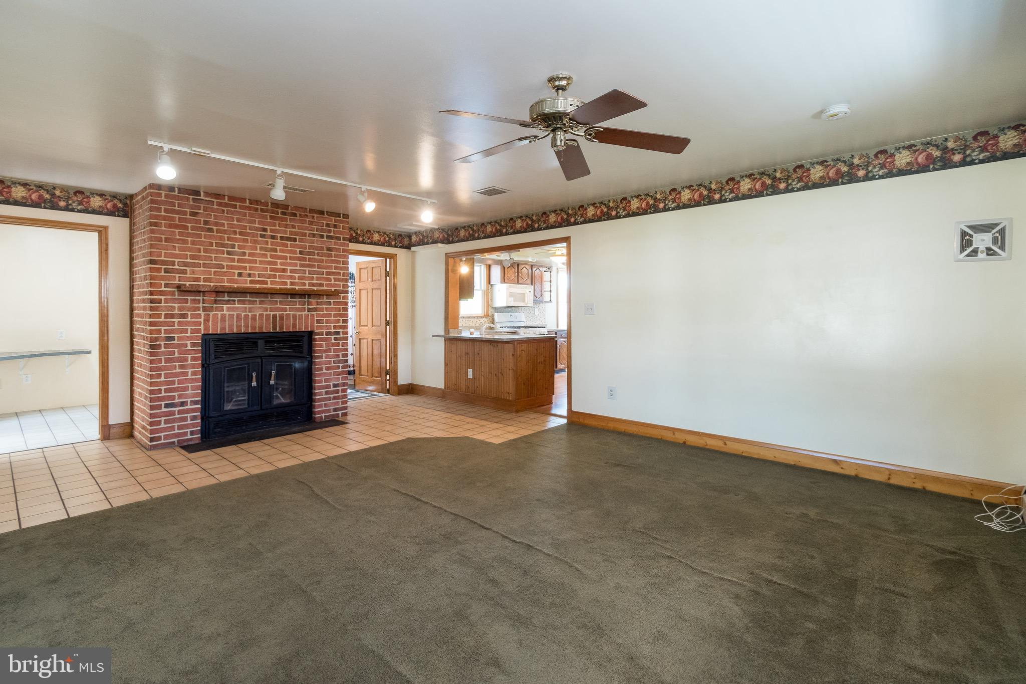 350 Poplar Road Baltimore, MD 21221 - Photo 7 of 25 Living Room