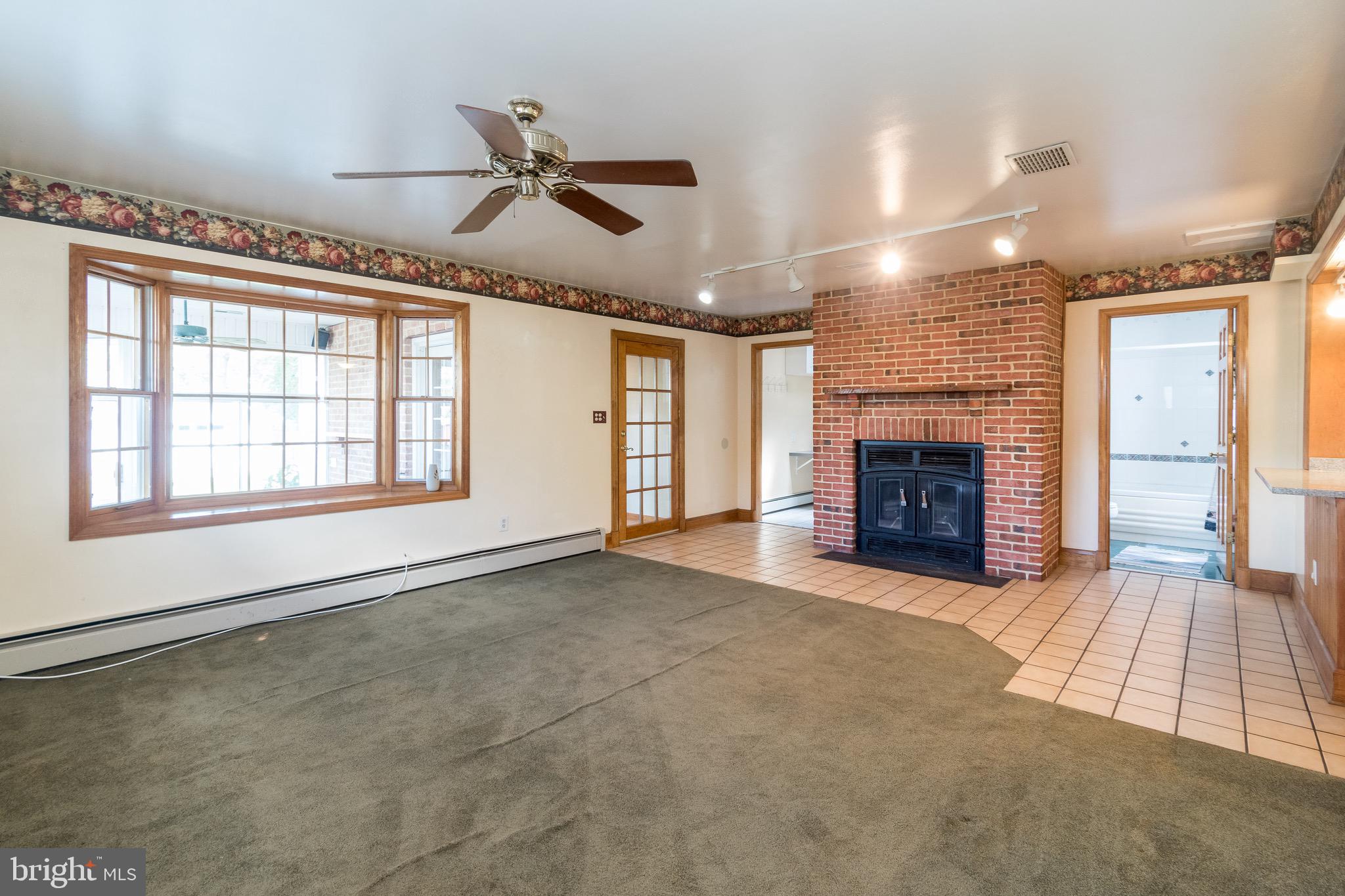 350 Poplar Road Baltimore, MD 21221 - Photo 8 of 25 Living Room