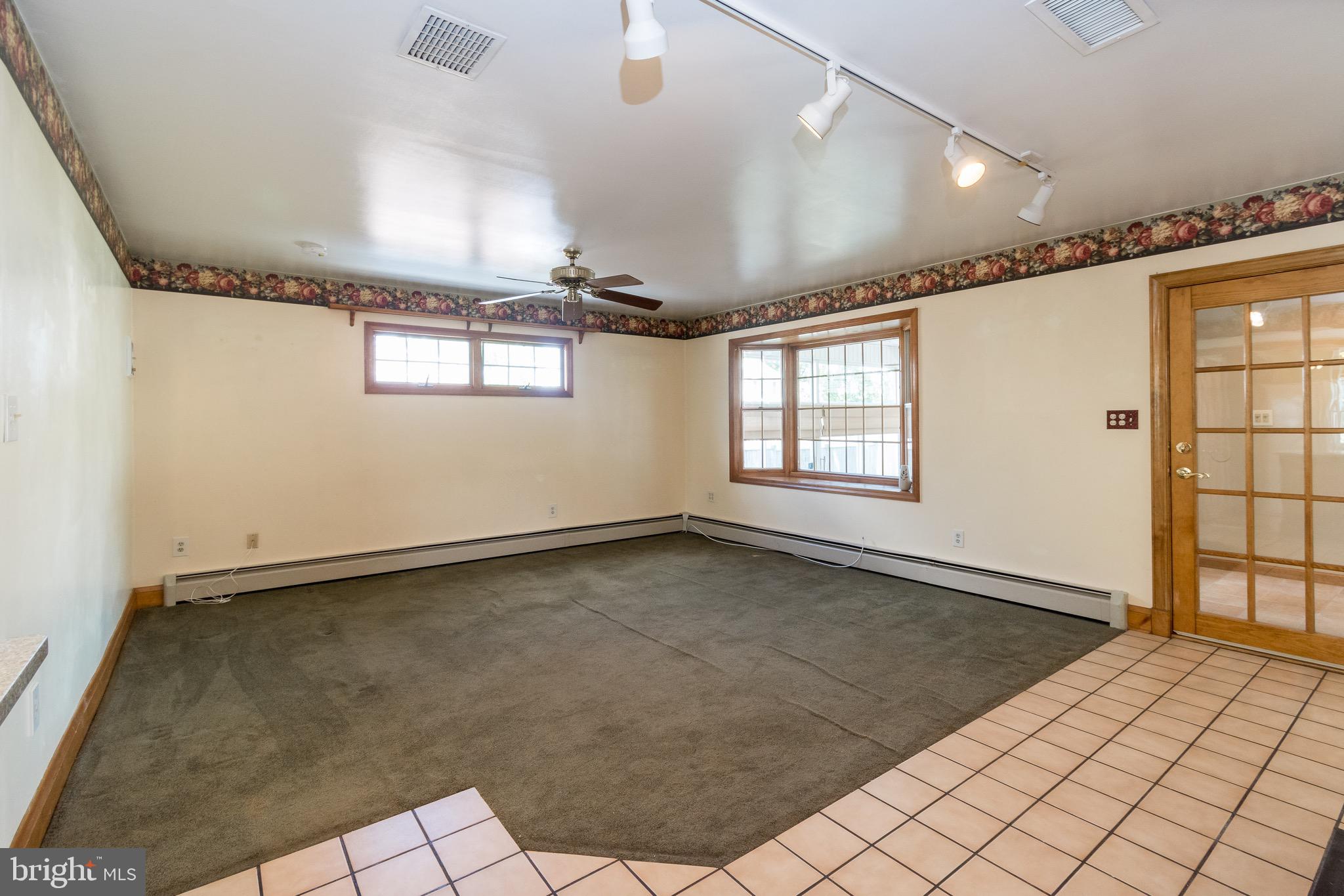 350 Poplar Road Baltimore, MD 21221 - Photo 9 of 25 Living Room