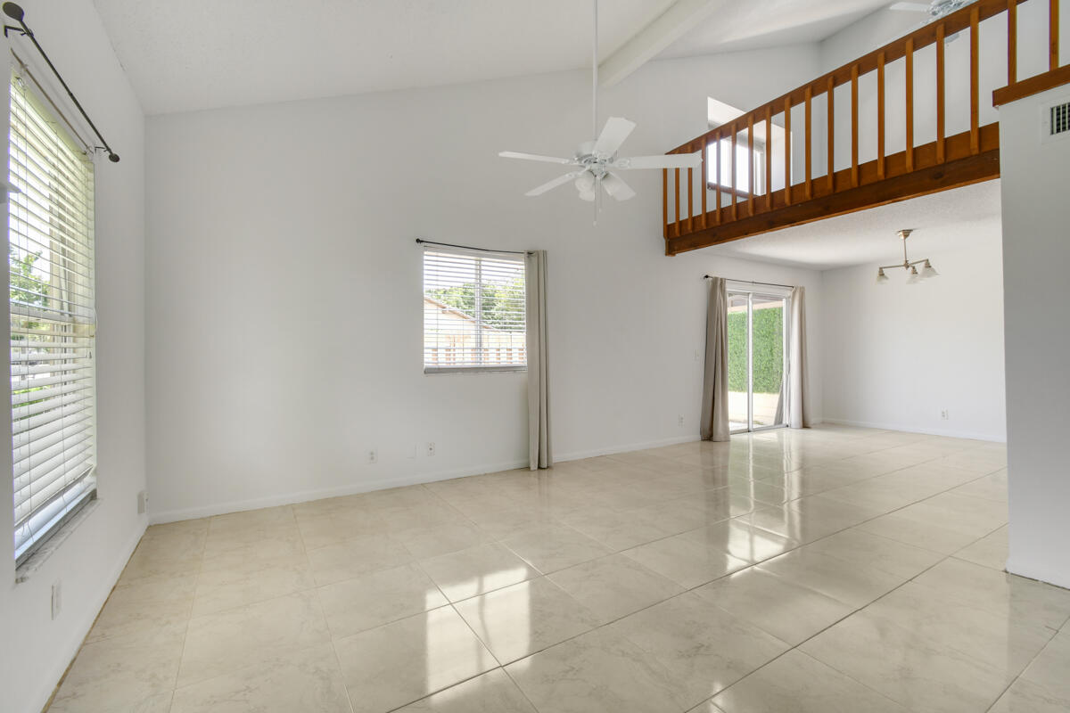 324 Maplecrest Circle Jupiter, FL 33458 - Photo 8 of 29 DSC_4028