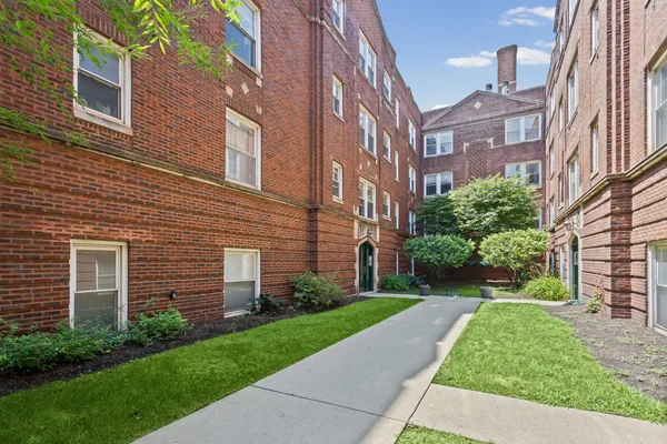 $3,700 | 3454 North Janssen Avenue, Unit D2, Chicago, IL 60657