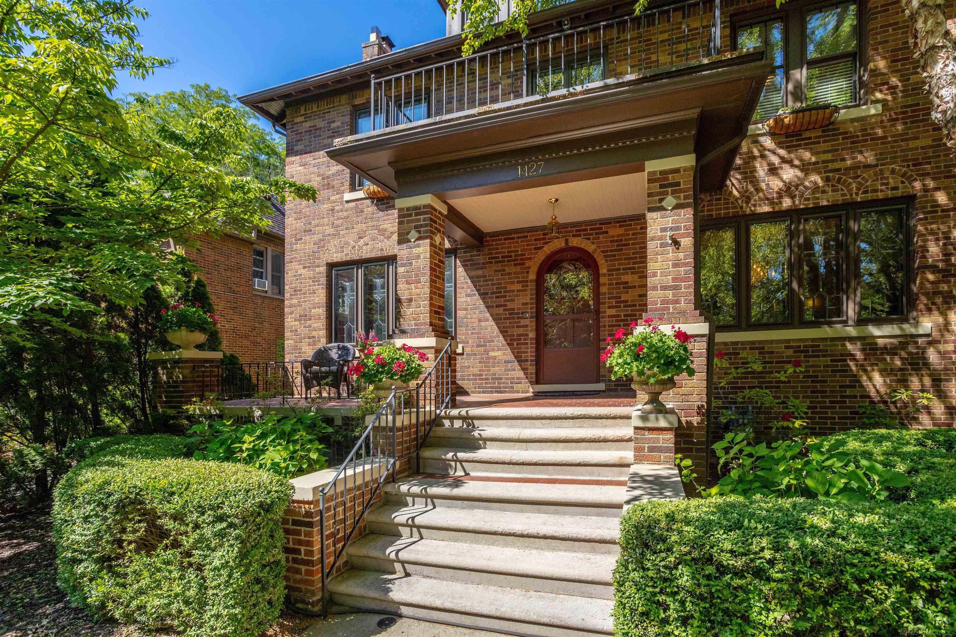 1427 Yorkshire Road Grosse Pointe, MI 48230 - Photo 4 of 68 50144126-6448935b-dc3b-476e-bb17-04d563211c1f.JPG